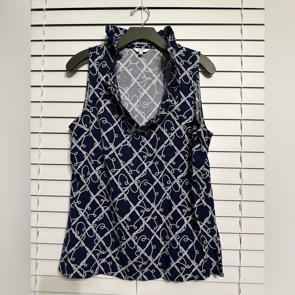 🛍️ Crown & Ivy cute top.